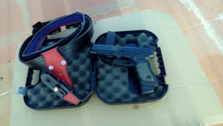 Buenas tardes un amigo vende pistola por no hacer uso de ella lleva maletín para trasporte dos cargadores 00