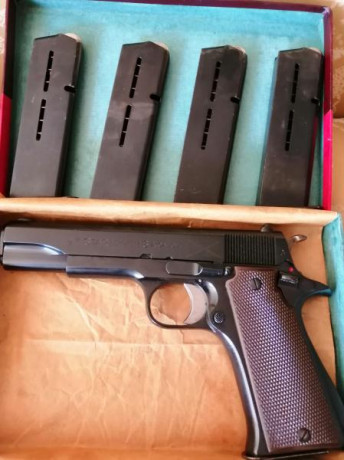 Se vende pistola Star Super mod. A del calibre 9 Largo en estado impoluto con su caja, baqueta, libro 12