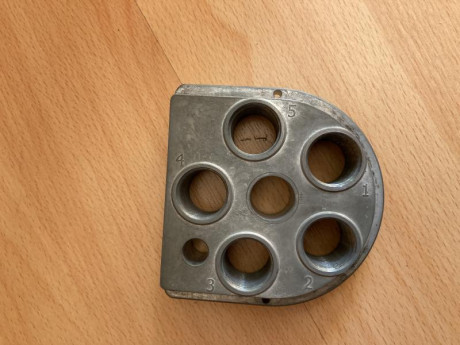 Buenos días. 

Vendo cabezal porta dies de la Dillon 650xl. Creo que también es válido para la 750, pero 00