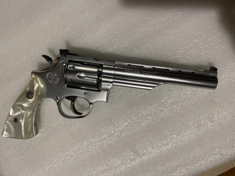 Se vende revólver Llama Comanche II , calibre 38special de 6”
 Con cachas de nácar, gatito regulable  02