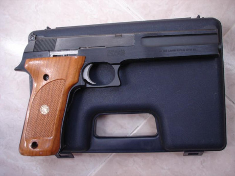 vendo pistola S&W calibre 22 lr en perfecto estado con un cargador y maletín el arma a disparado muy 01