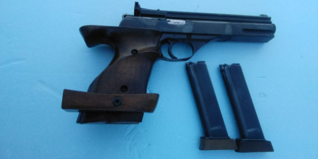 Se vende Astra TS 22 con cachas anatómicas de madera muy nuevas 2 cargadores tiene sus años pero va perfectamente 02