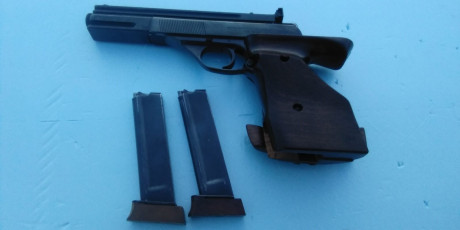 Se vende Astra TS 22 con cachas anatómicas de madera muy nuevas 2 cargadores tiene sus años pero va perfectamente 01