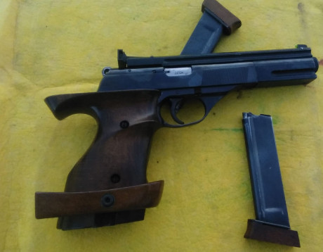 Se vende Astra TS 22 con cachas anatómicas de madera muy nuevas 2 cargadores tiene sus años pero va perfectamente 00