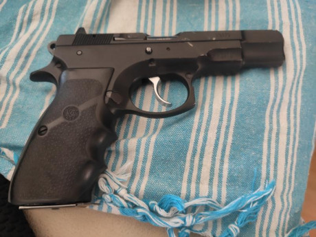 Vendo CZ75B en muy buen estado, pocos disparos, cachas Hogue,  esta guiada con licencia A.

 IMG_20211027_162213.jpg 01