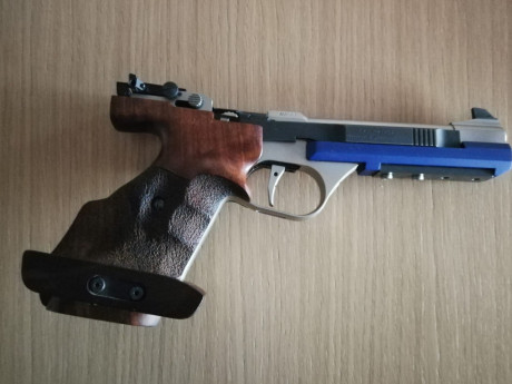 Hola,

Vendo pistola Feinwerkbau AW93 del calibre 22 y guiada en F. Incluye dos cargadores y los dos contrapesos 00