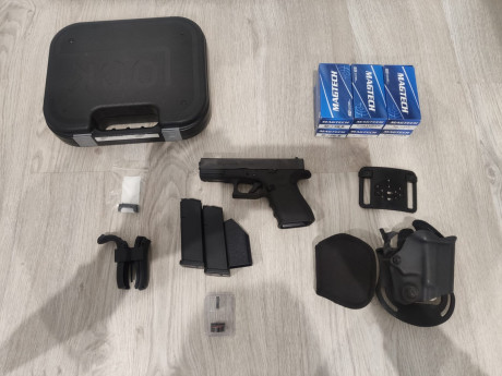 VENDO GLOCK 19 GEN 4, CON MUY POCO USO.
INCLUYE:
- 2 CARGADORES
- FUNDA VEGA HOLSTER Y UNA PARA INTERIOR
-KIT 02