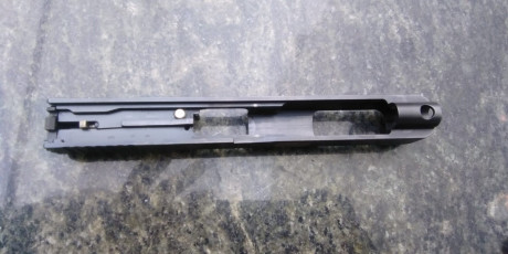 Buenas tardes un amigo vende pistola por no hacer uso de ella lleva maletín para trasporte dos cargadores 20