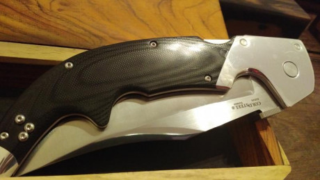 Cold steel espada large ... nueva sin estrenar como todas mis piezas de colección , de exposición.. Con 10