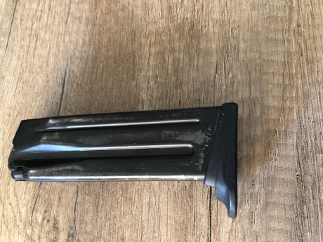 Vendo un cargador de HK USP COMPACT de 13 cartuchos. 20 euros 02