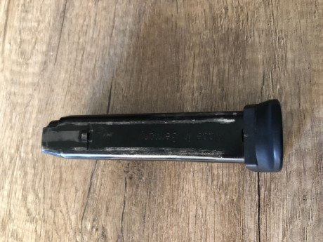 Vendo un cargador de HK USP COMPACT de 13 cartuchos. 20 euros 01