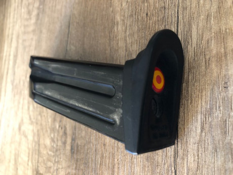 Vendo un cargador de HK USP COMPACT de 13 cartuchos. 20 euros 00