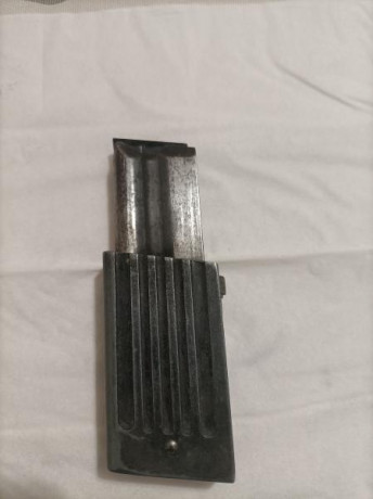 Se vende cargador Erma de 10 balas en perfecto funcionamiento precio 50€ + 5€ envío en la península 01