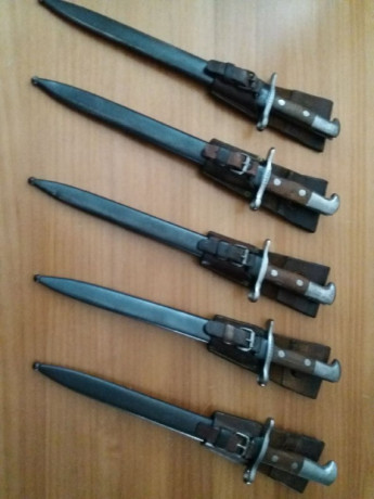Pongo a la venta parte mi colección de bayonetas suizas antiguas.

Son cinco piezas de distintas épocas 00