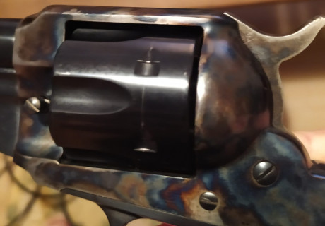 Hola que tal, tengo un Uberti Outlaw negro, que sin haber disparado solo de manipularlo en casa para familiarizarme, 00