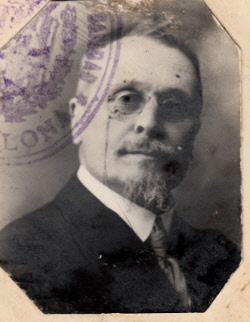  EN RECUERDO Y HOMENAJE A LOS QUE YA NO ESTÁN. 

Si pones en  GOOGLE    PASAPORTES EN LA MEMORIA   da 160