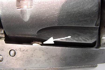 Hola que tal, tengo un Uberti Outlaw negro, que sin haber disparado solo de manipularlo en casa para familiarizarme, 40