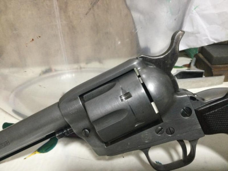 Hola que tal, tengo un Uberti Outlaw negro, que sin haber disparado solo de manipularlo en casa para familiarizarme, 60