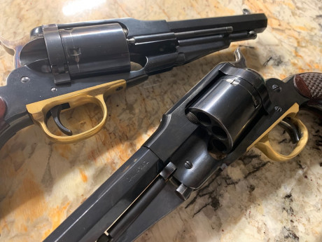 Hola que tal, tengo un Uberti Outlaw negro, que sin haber disparado solo de manipularlo en casa para familiarizarme, 121