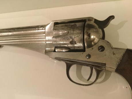 Hola que tal, tengo un Uberti Outlaw negro, que sin haber disparado solo de manipularlo en casa para familiarizarme, 130