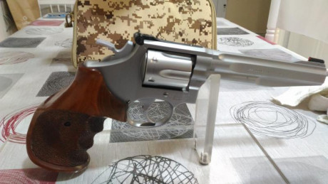 Hola compañeros, vendo Cachas Nill K/L R.B. Anatómicas Para Revólver Smith & Wesso, prácticamente 00