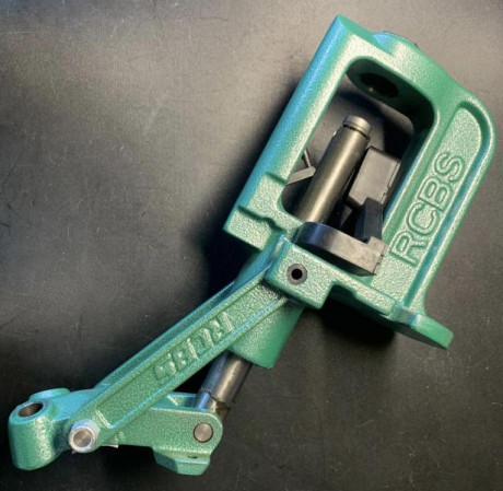 Se vende magnífica prensa de recarga RCBS ROCK CHUCKER.
Está en perfecto estado, entregándose con placa 00