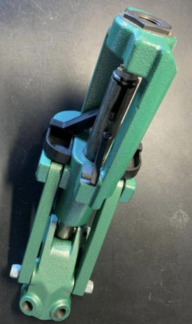 Se vende magnífica prensa de recarga RCBS ROCK CHUCKER.
Está en perfecto estado, entregándose con placa 11