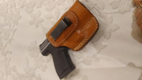 Vendo funda de cuero marrón de alta calidad para portar arma por el interior del pantalon con sujeción 01