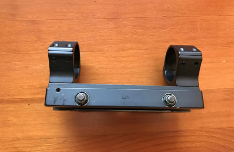 Se ofrece una montura de acero la plataforma, anillas de aluminio aeronautico, de 34 mm. Muy buen estado.
Su 01