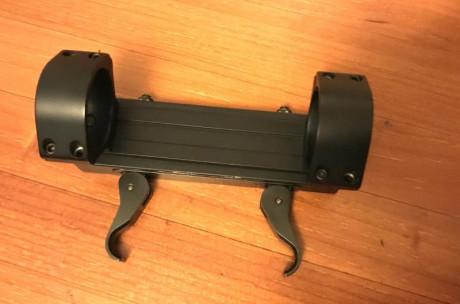 Se ofrece una montura de acero la plataforma, anillas de aluminio aeronautico, de 34 mm. Muy buen estado.
Su 10