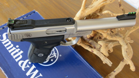 Vendo mi pistola SMITH AND WESSON modelo VICTORY del 22LR por no darle uso, esta como nueva con muy poco 10