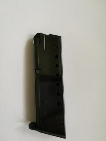 Hola a todos. Haciendo limpieza he encontrado dos cargadores para pistola ASTRA A75, válidos para 9 mm 01