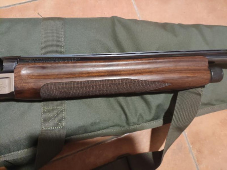 Se vende escopeta semiautomática Benelli SL 80 pasión en muy buen estado tiene 71 cm de cañón y 5 polichoques 00