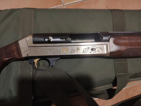 Se vende escopeta semiautomática Benelli SL 80 pasión en muy buen estado tiene 71 cm de cañón y 5 polichoques 12