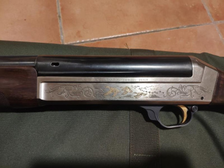 Se vende escopeta semiautomática Benelli SL 80 pasión en muy buen estado tiene 71 cm de cañón y 5 polichoques 10
