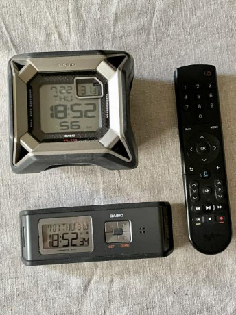 2 Relojes despertadores multifuncion, alarmas,luz, snoozer,calendario,termómetro,linterna.
GQ-500 G-Shock 01
