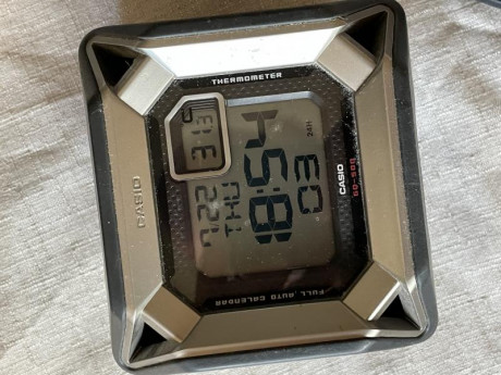 2 Relojes despertadores multifuncion, alarmas,luz, snoozer,calendario,termómetro,linterna.
GQ-500 G-Shock 00