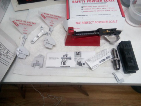 VENDO BASCULA LEE
ALIMENTADOR DE PISTONES LEE
DESEMPISTONADOR UNIVERSAL LEE -  VENDIDO 
TODO NUEVO Y EN 00