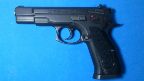 Buenos días, vendo pistola CZ 75 B omega 9 mm. amparada con Licencia F, por cese de actividad.
 La he 00