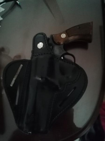  vendo revolver llama de 4 pulgadas guiado en F y regalo dos fundas y caja de transporte. Precio 75 euros. 02