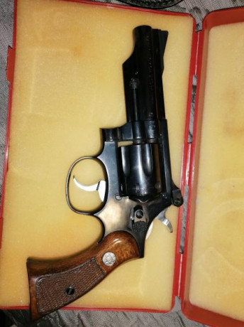  vendo revolver llama de 4 pulgadas guiado en F y regalo dos fundas y caja de transporte. Precio 75 euros. 01