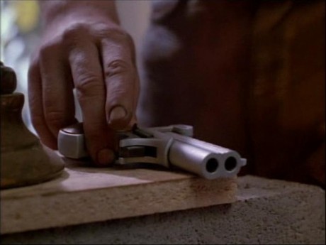 Compañeros,

En vista de las ganas de algunos (Elcafe, Wilcow, Vrakk, etc) por adivinar armas de películas 80