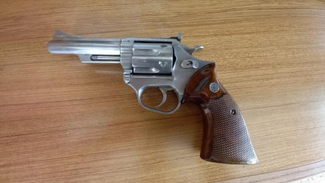 Se vende revolver Astra 357 Mag. Inoxidable.  4"
Cachas originales de madera.
Lo vendo por no usar. 02
