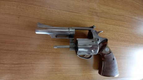 Se vende revolver Astra 357 Mag. Inoxidable.  4"
Cachas originales de madera.
Lo vendo por no usar. 01