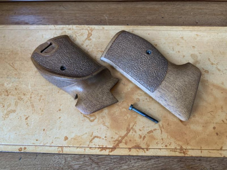 Se venden estas cachas KNill con apoyo para el pulgar en muy buen estado con su tornillo correspondiente, 01