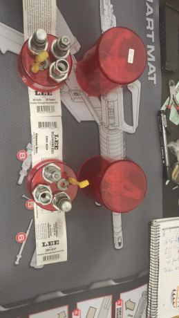 Vendo :
juego de dies de 9 corto ( 380 auto )marca Lee 

PRECIO 25€ están en Valencia. 30