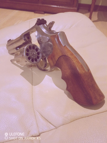 Mi amigo Paco vende revolver Smith wesson del 22 rl de cuatro pulgadas y diez tiro con doble cacha agrupa 01