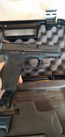 Hola un amigo vende esta pistola Smith Wesson MP9, , mi amigo no la ha usado y el anterior propietario 11