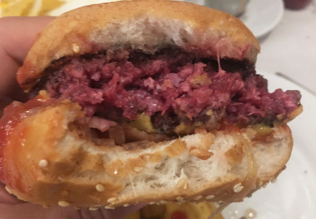 Parece ser “oficial”, o “mandato profesional”, hoy dia en la cocina postmoderna occidental, dejar la carne 80