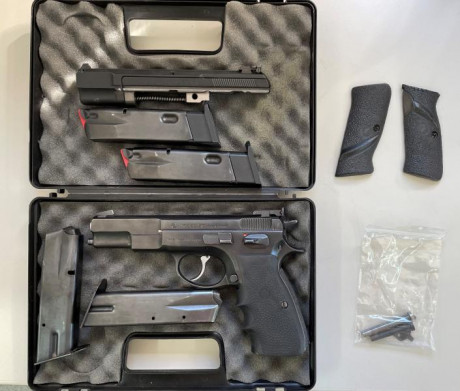 Vendo pistola Brno CZ75 del 9 mm. con dos cargadores junto con el kit del 22 LR con otros dos cargadores.
La 02